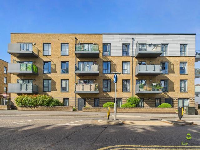 Flat for sale in Barnehurst, Greater London