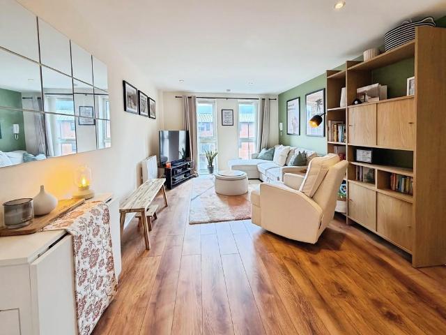 Flat for sale in Richmond Hill, West Yorkshire
