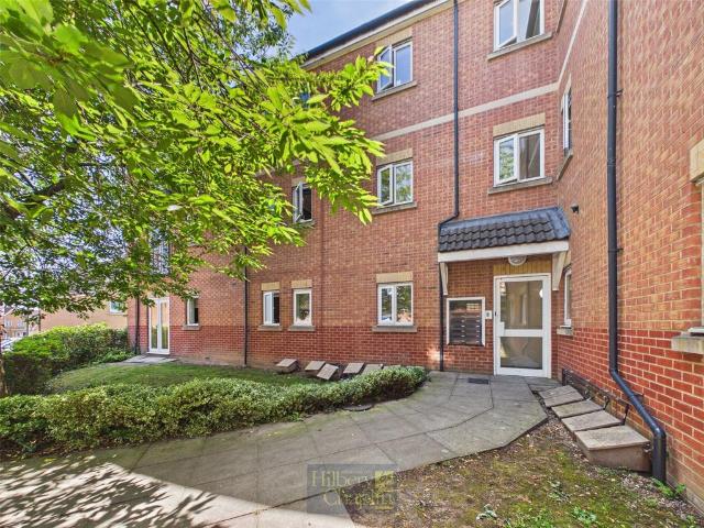 Flat for sale in Laindon, Essex