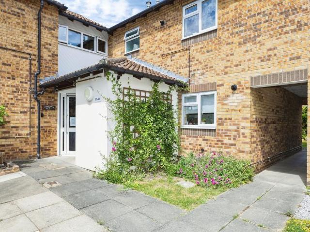 Flat for sale in Earley
