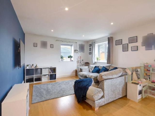 Flat for sale in Leighton-Linslade, Leighton Buzzard