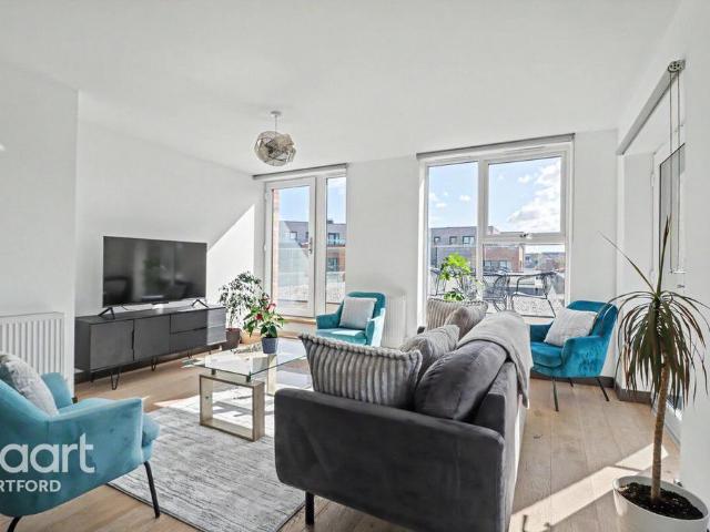 Flat for sale in Monks Orchard, Kent