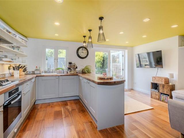 Flat for sale in Streatham, Greater London