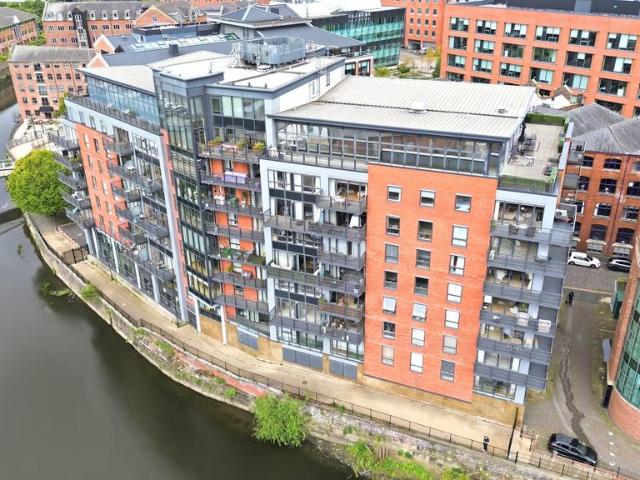Flat for sale in West Yorkshire