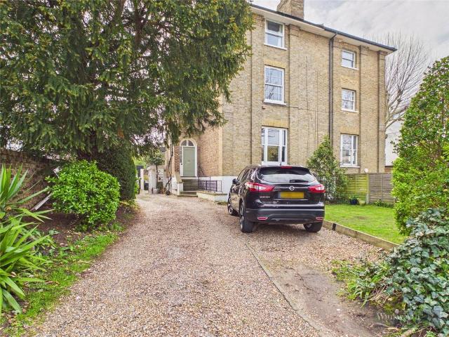 Flat for sale in Surbiton, Greater London