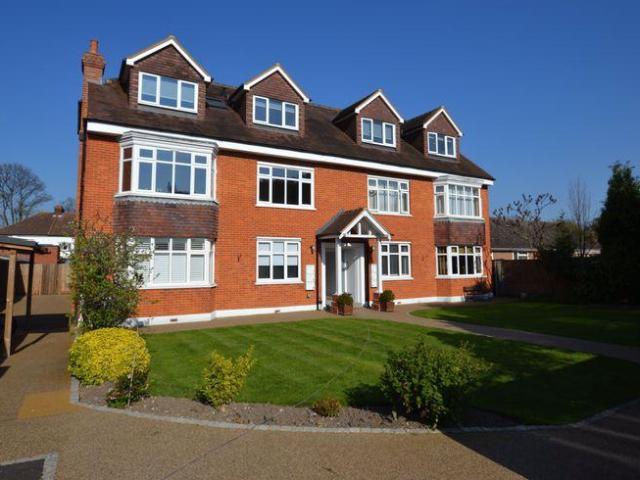 Flat for sale in Tolworth, Greater London