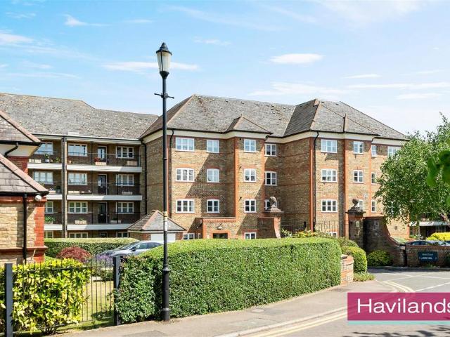 Flat for sale in Southgate, Greater London