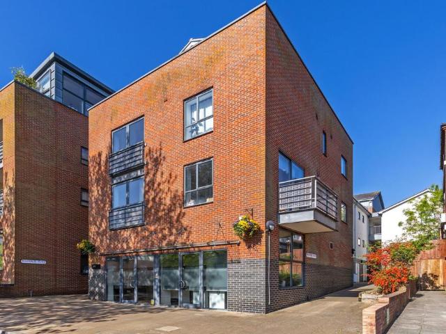 Flat for sale in Hampshire