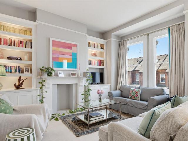 Flat for sale in Clapham Junction, Greater London