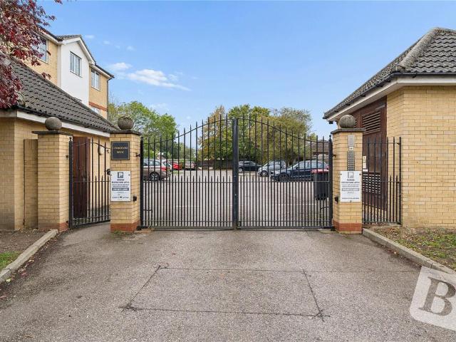 Flat for sale in Vange, Basildon