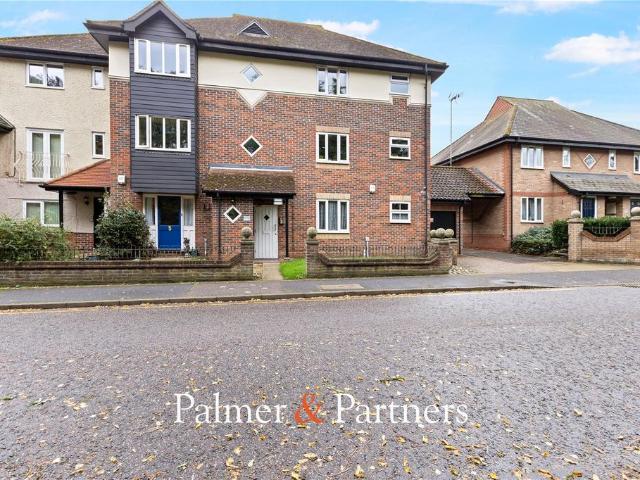 Flat for sale in Hythe, Colchester