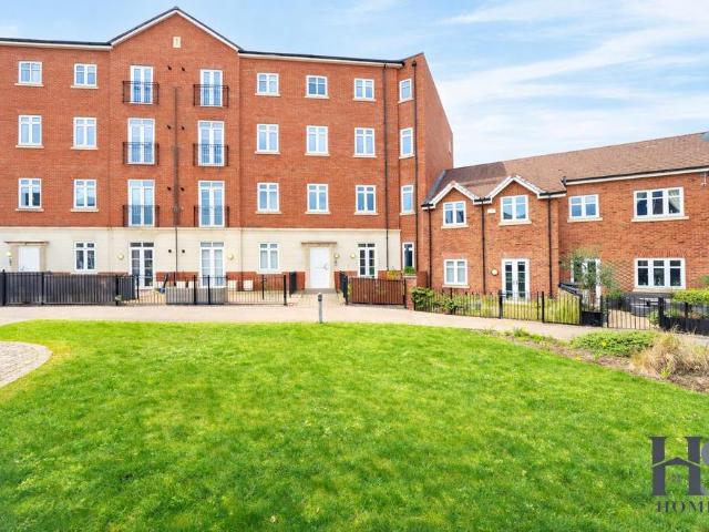 Flat for sale in Dickens Heath, West Midlands