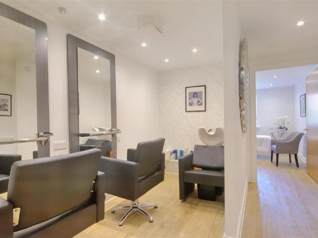 Flat for sale in Elstree and Borehamwood, Borehamwood