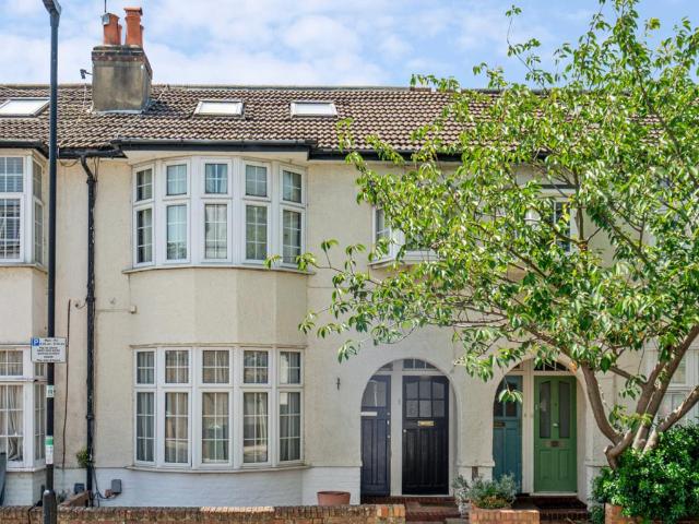 Flat for sale in Clapham, Greater London