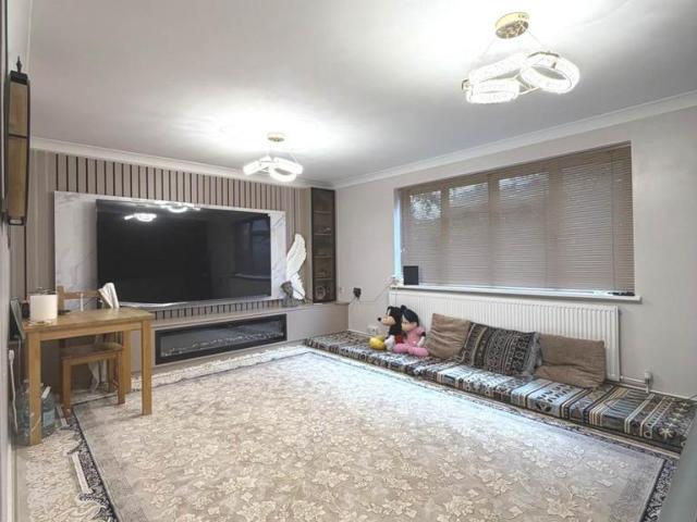 Flat for sale in London Borough of Hounslow, Greater London