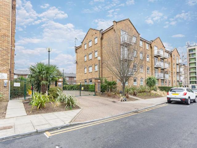 Flat for sale in Isle Of Dogs, Greater London