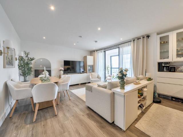 Flat for sale in London Borough of Croydon, Greater London