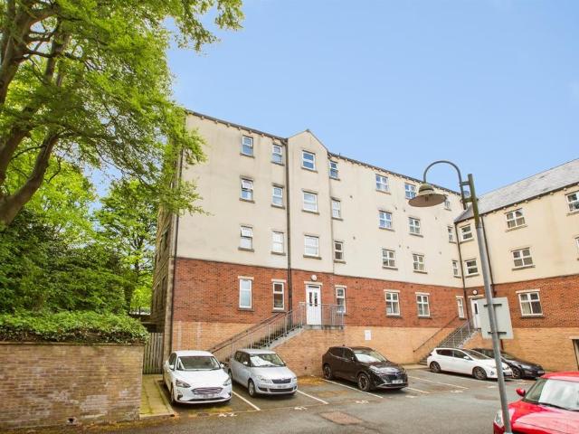 Flat for sale in Savile Park, West Yorkshire