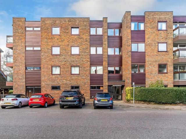 Flat for sale in Oxted, Hillview