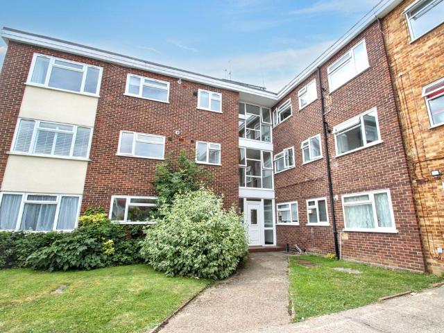 Flat for sale in Woodford, Greater London