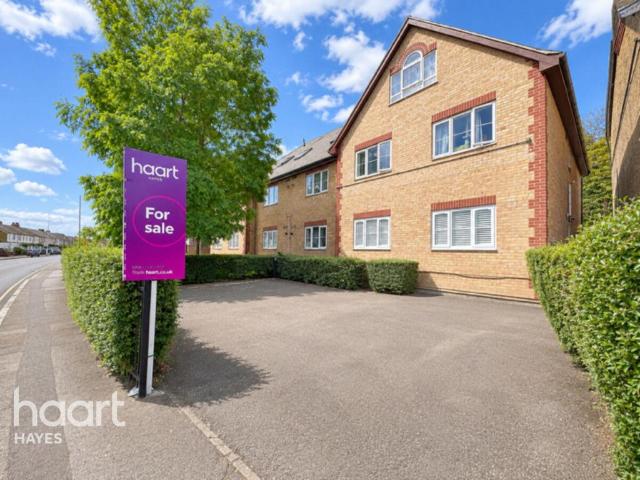 Flat for sale in Hayes, Greater London