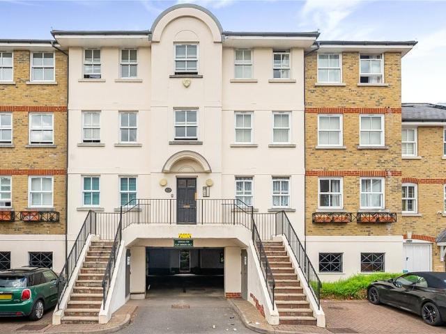 Flat for sale in London Borough of Richmond upon Thames, Greater London
