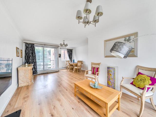 Flat for sale in Little Stanmore, Greater London