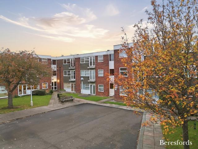 Flat for sale in Navestock Side, Essex