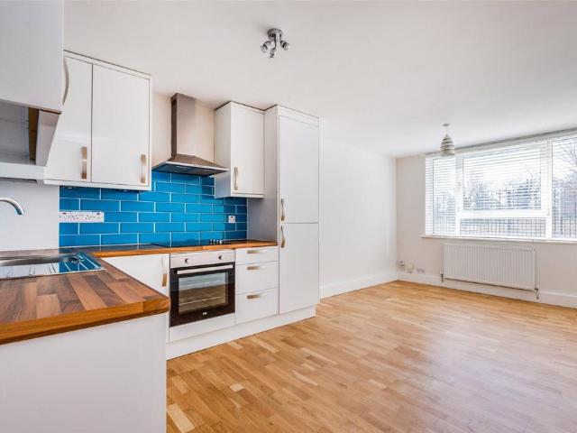 Flat for sale in Clapham Junction, Greater London