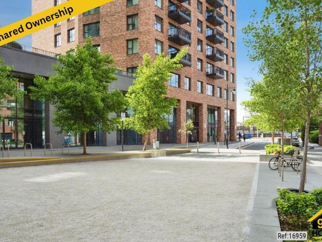 Flat for sale in Bromley-by-Bow, Bow