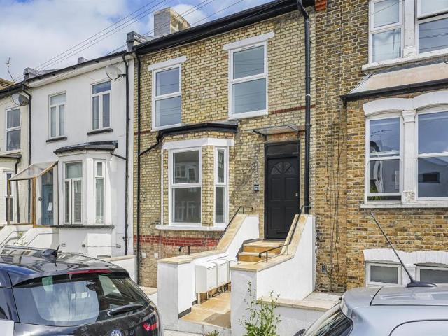 Flat for sale in West Finchley, Greater London