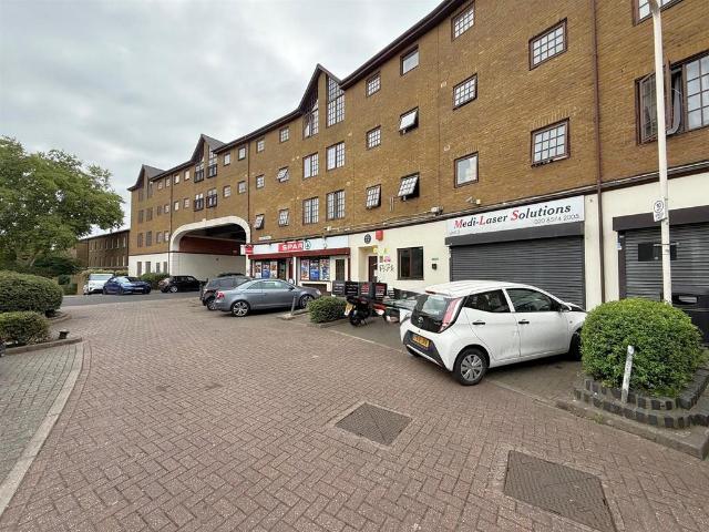 Flat for sale in London Borough of Ealing, Hanwell