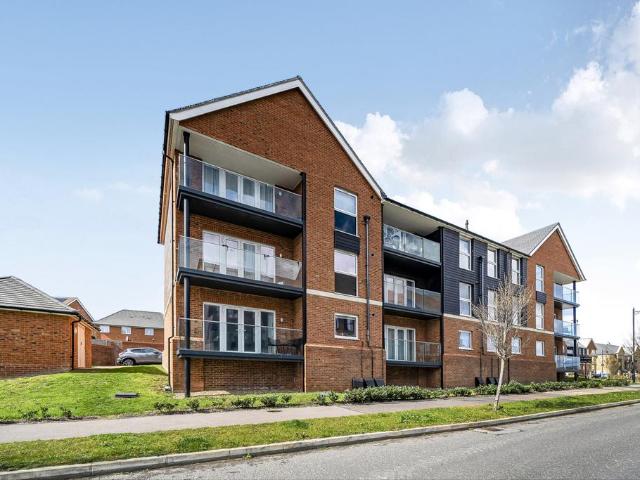 Flat for sale in Monks Orchard, Kent