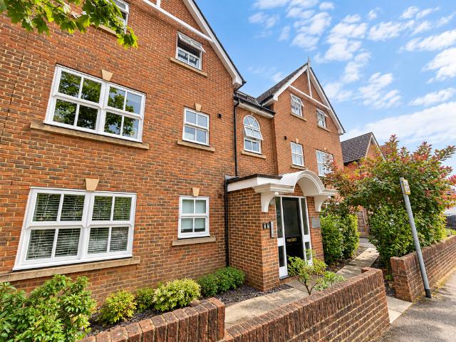 Flat for sale in South Farnborough, Rushmoor
