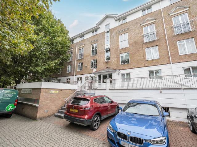 Flat for sale in Isle Of Dogs, Greater London
