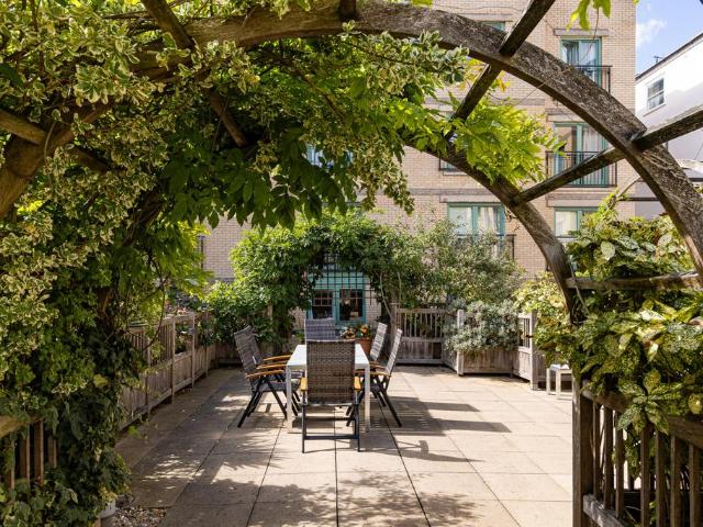 Flat for sale in Kensal Town, Bayswater