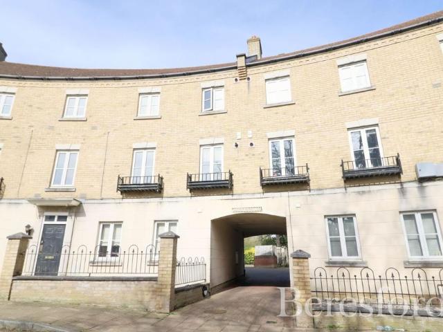 Flat for sale in Chipping Hill, Essex