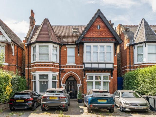 Flat for sale in London Borough of Ealing, Greater London