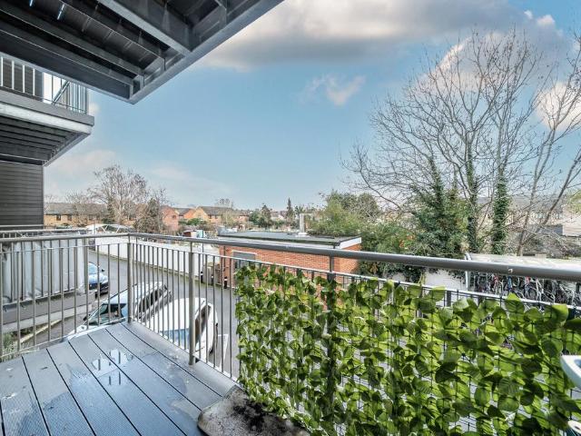 Flat for sale in Hackbridge, Greater London