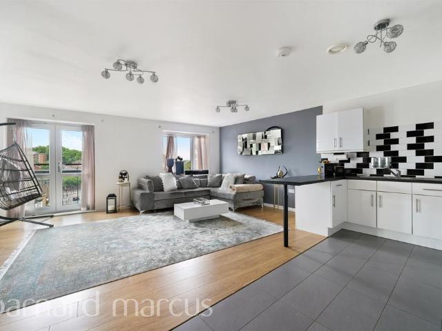Flat for sale in London Borough of Lewisham, Bell Green