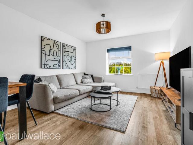 Flat for sale in Hoddesdon, Broxbourne