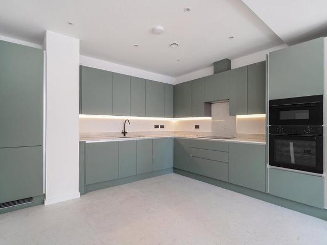 Flat for sale in London Borough of Hammersmith and Fulham, Greater London