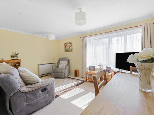 Flat for sale in London Borough of Hounslow, Hanworth