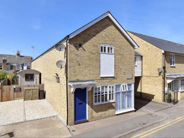 Flat for sale in The Bridge, Kent