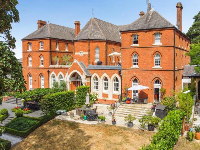 Flat for sale in Mill Hill, Greater London