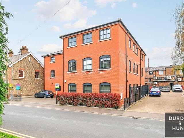 Flat for sale in Ivy Chimneys, Epping