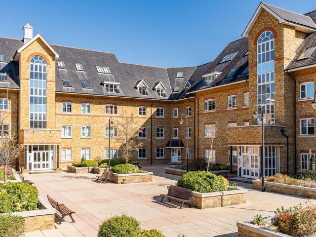 Flat for sale in Kings Hill, Colliers End