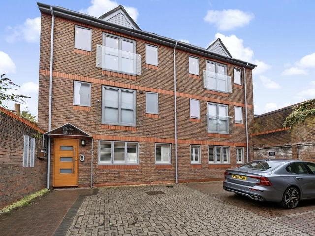 Flat for sale in Ashlyns Estate, Pouchen End