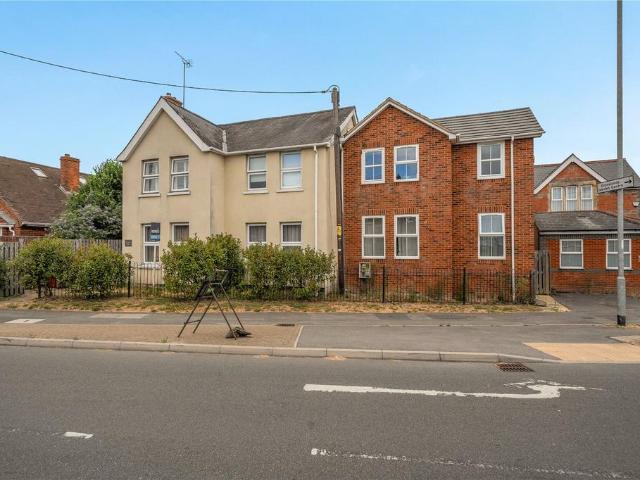 Flat for sale in Shinfield