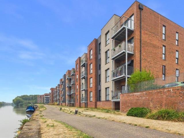 Flat for sale in Gloucester, Gloucestershire